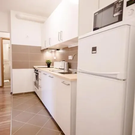 Sunny 2br With Balcony At Szoevetseg Street Будапешт