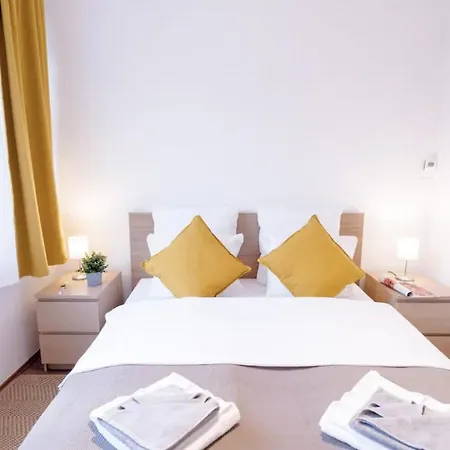 Sunny 2br With Balcony At Szoevetseg Street Будапешт