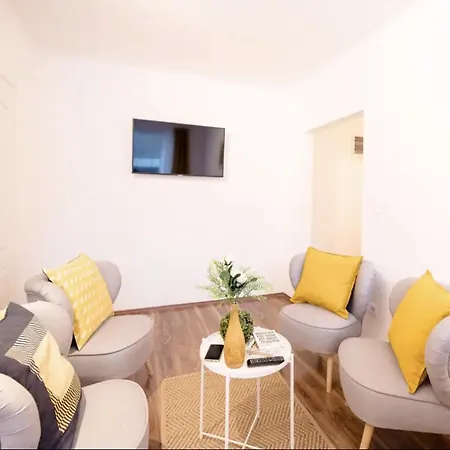Апартаменты Sunny 2br With Balcony At Szoevetseg Street *